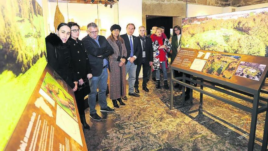 La exposición sobre el patrimonio de la provincia luce en el Pazo de Liñares.  // Bernabé/Javier Lalín