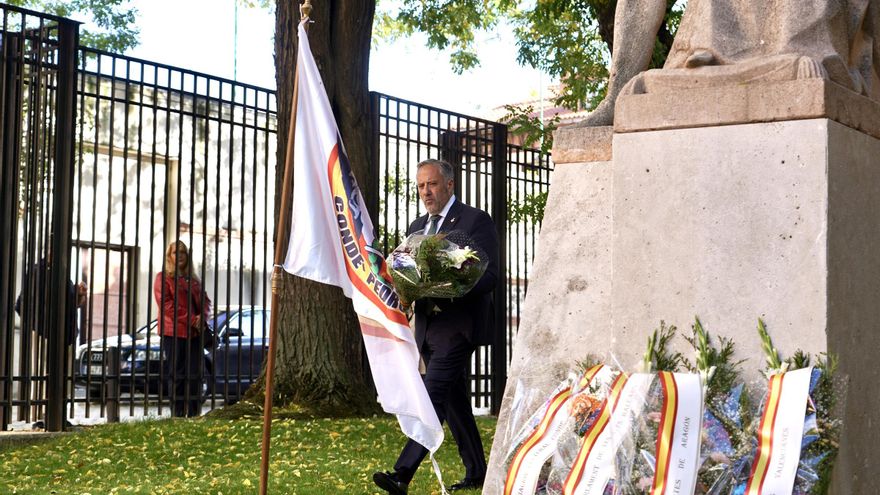 Las Cortes rememoran el 555 aniversario del matrimonio de los Reyes Católicos con una ofrenda floral y una recreación