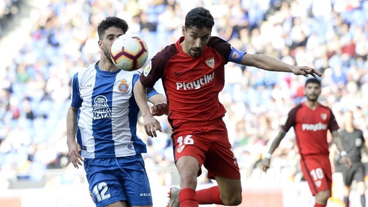 Dídac Vilà pugna por un balón con Jesús Navas.