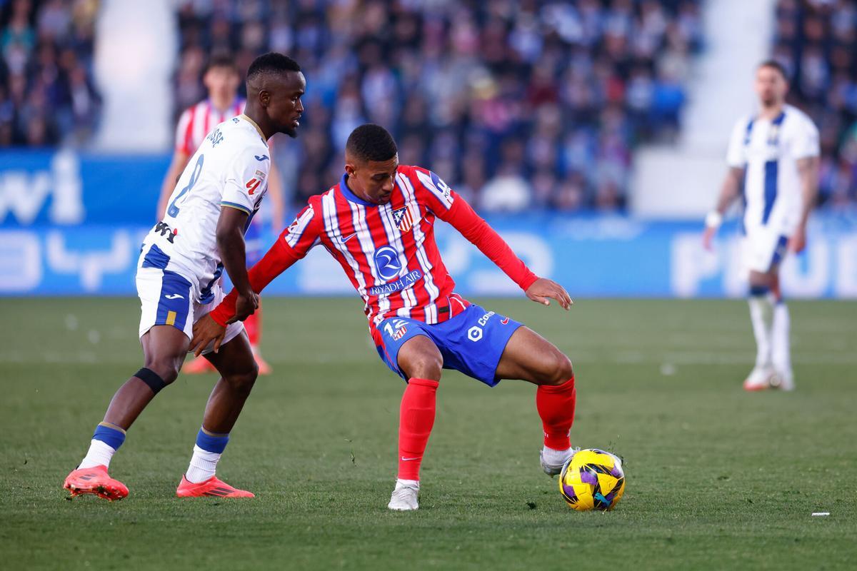 Samuel Lino of Atletico de Madrid and Seydouba Cisse of CD Leganes in action during the Spanish League, LaLiga EA Sports, football match played between CD Leganes and Atletico de Madrid at Butarque stadium on January 18, 2025, in Leganes, Madrid, Spain. AFP7 18/01/2025 ONLY FOR USE IN SPAIN. Dennis Agyeman / AFP7 / Europa Press;2025;SPAIN;SPORT;ZSPORT;SOCCER;ZSOCCER;CD Leganes v Atletico de Madrid - LaLiga EA Sports;