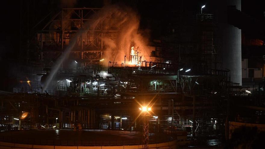 La refinería de A Coruña retoma la normalidad tras el incendio y el comité exige una comisión de investigación