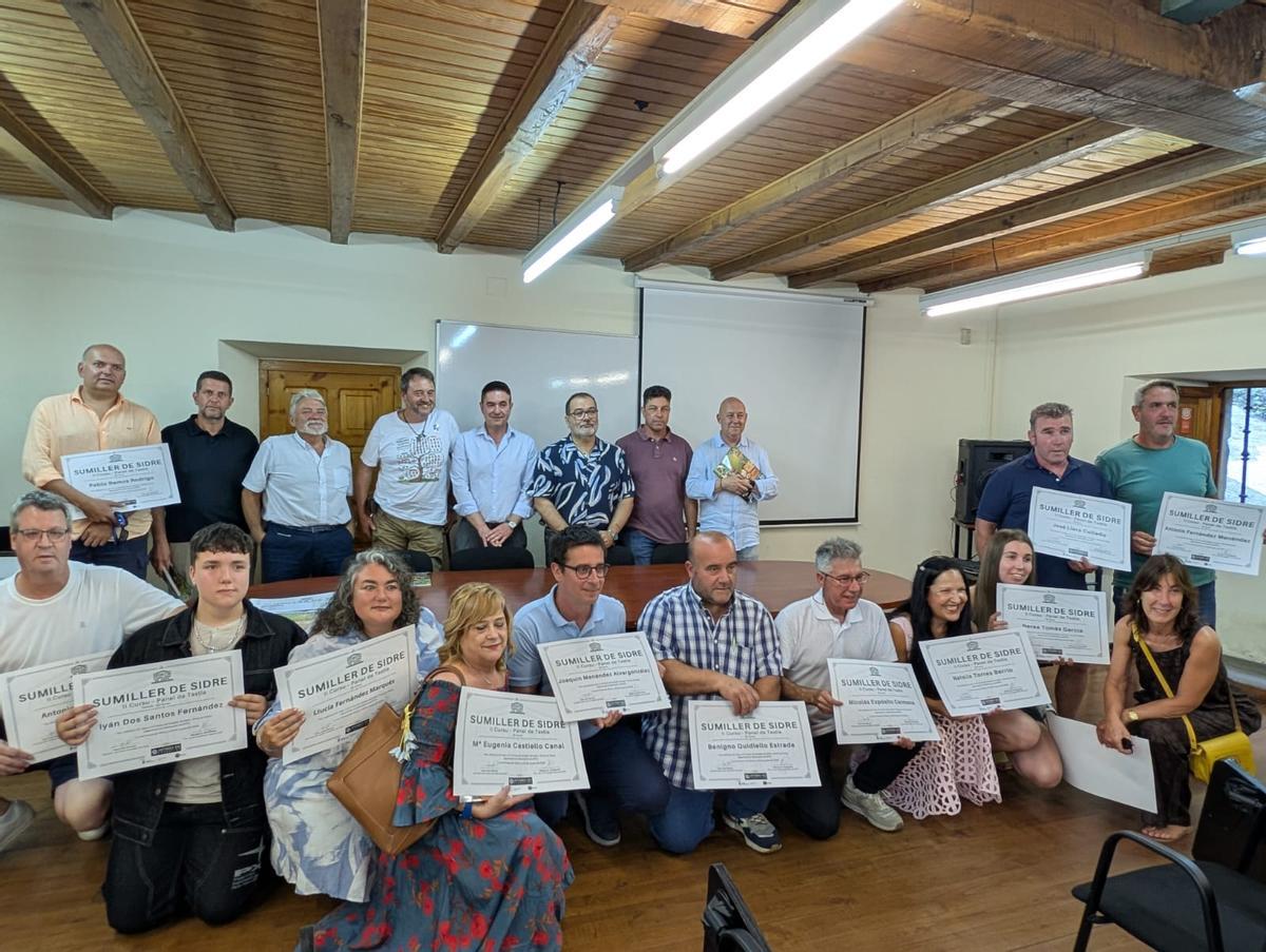 Participantes en el curso de sumiller de sidra con sus diplomas