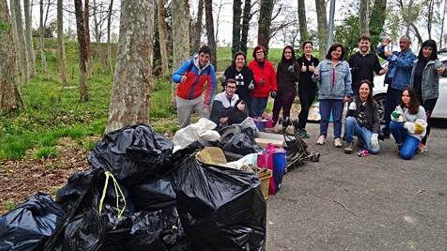 Voluntaris després de netejar sota del pont de Fontajau -foto de la dreta