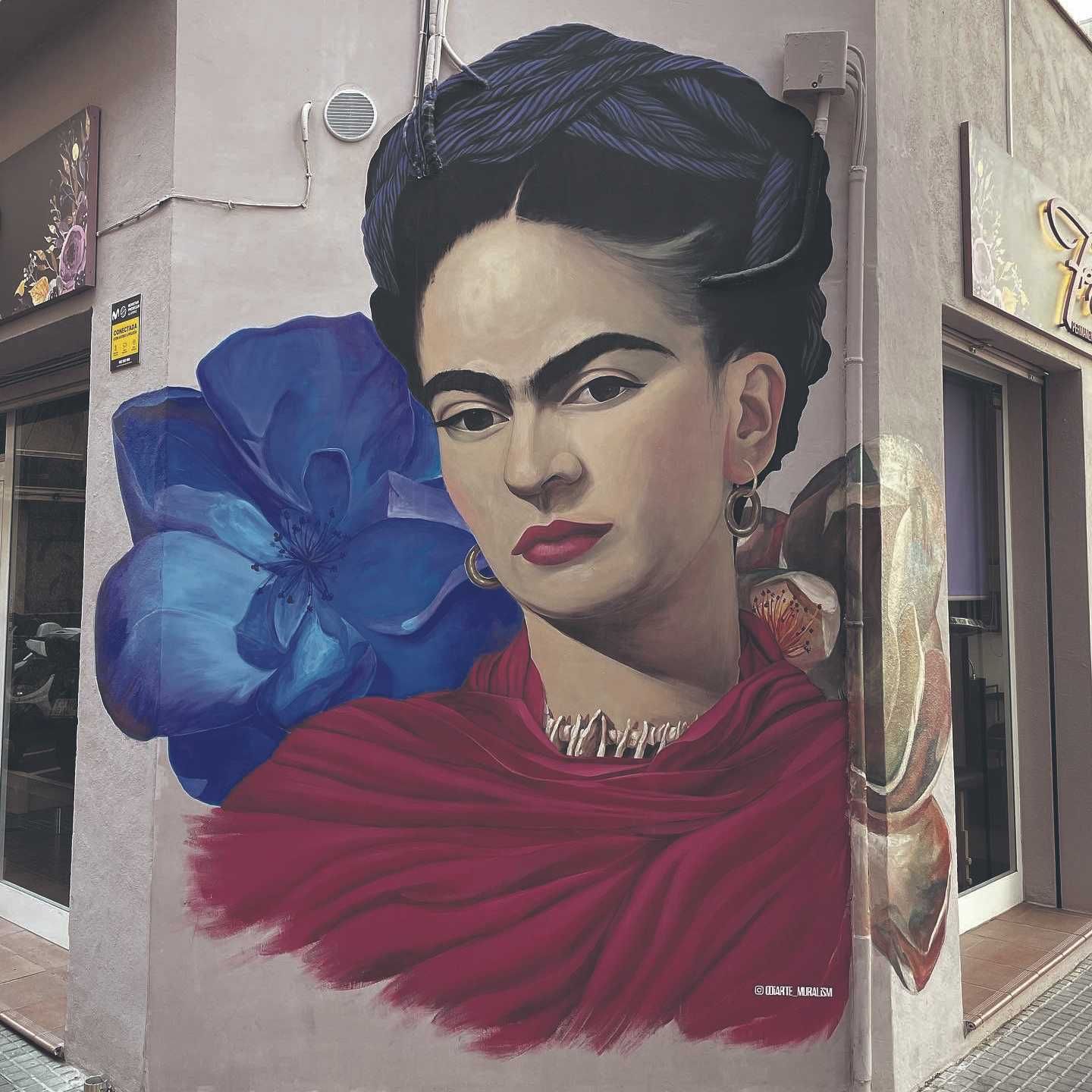 Un treball d’Alex Gómez (Odiarte) amb la pintora Frida Kahlo com a protagonista, a l’exterior d’un centre de tatuatge i micropigmentació de Lloret.