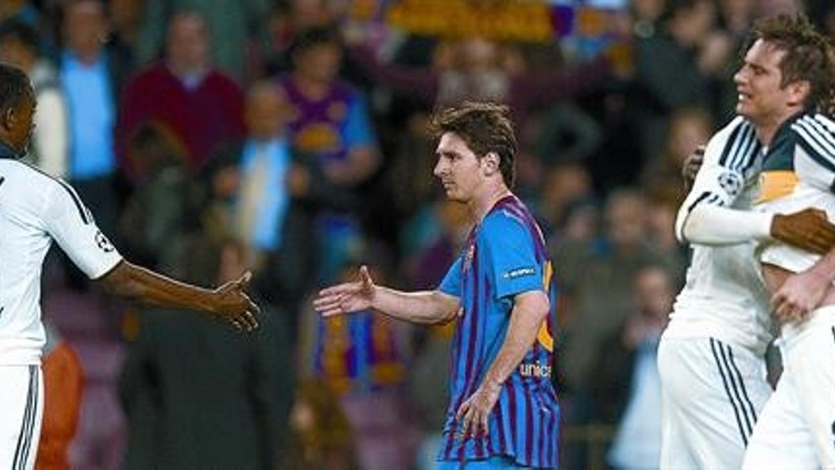Kalou consuela a Messi, mientras sus compañeros celebran el pase a la final.