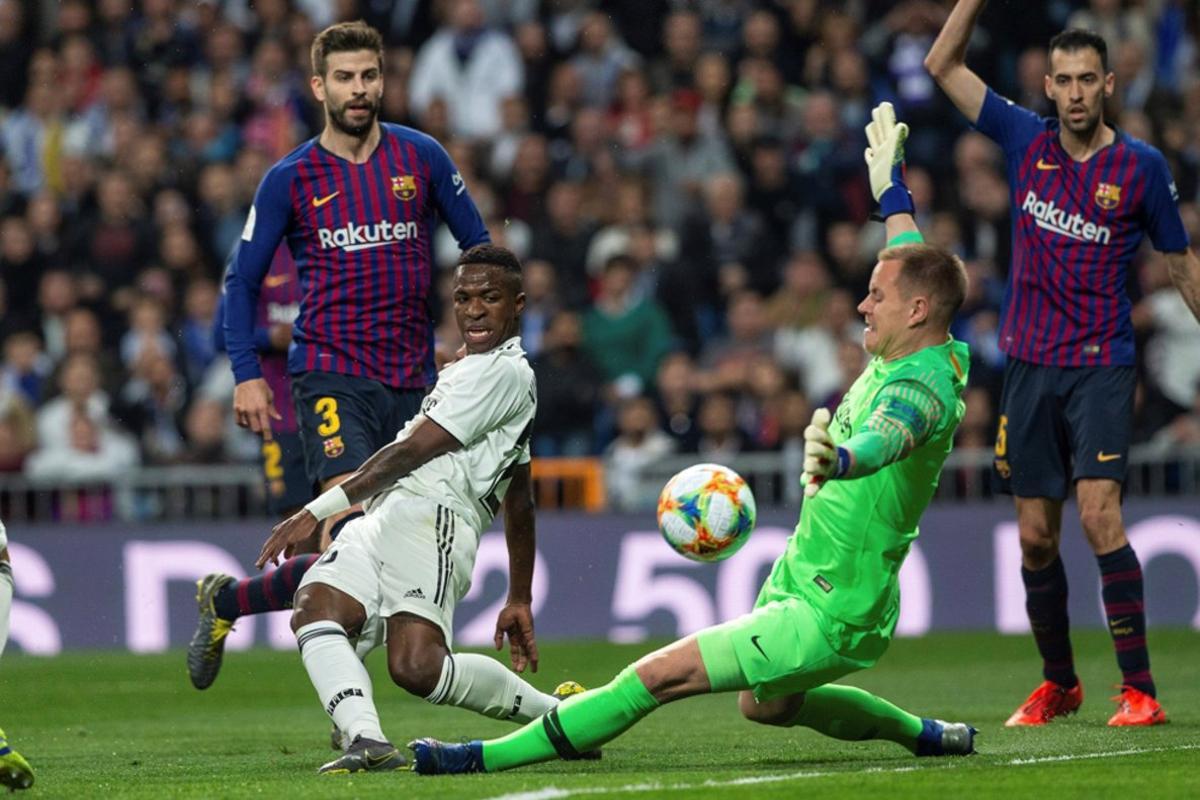 Vinicius Jr.(i) intenta superar al portero Marc-André ter Stegen, del FC Barcelona, durante el partido de vuelta de semifinales de la Copa del Rey que Real Madrid y FC Barcelona disputan esta noche en el estadio Santiago Barnabéu, en Madrid. Vinicius Jr.(i) intenta superar al portero Marc-André ter Stegen, del FC Barcelona, durante el partido de vuelta de semifinales de la Copa del Rey que Real Madrid y FC Barcelona disputan esta noche en el estadio Santiago Barnabéu, en Madrid.