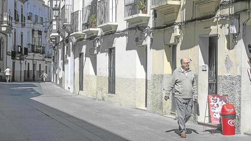 Los bares de Pizarro reciben denuncias a diario por los ruidos de clientes en la calle cacereña