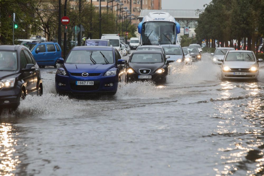 Tromba de agua que ha inundado la avenida Serrería en València.