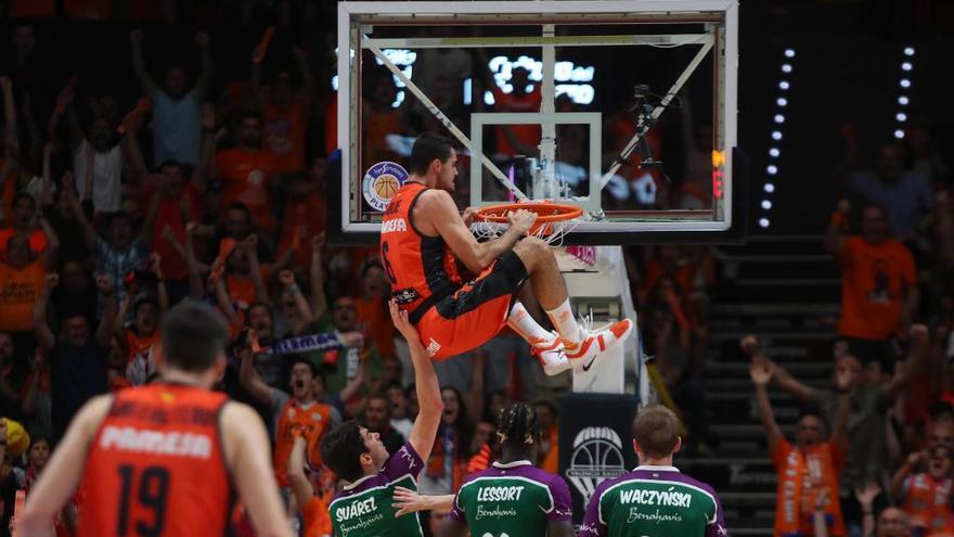 Abalde ejecuta un mate en una acción del partido de ayer en La Fonteta.