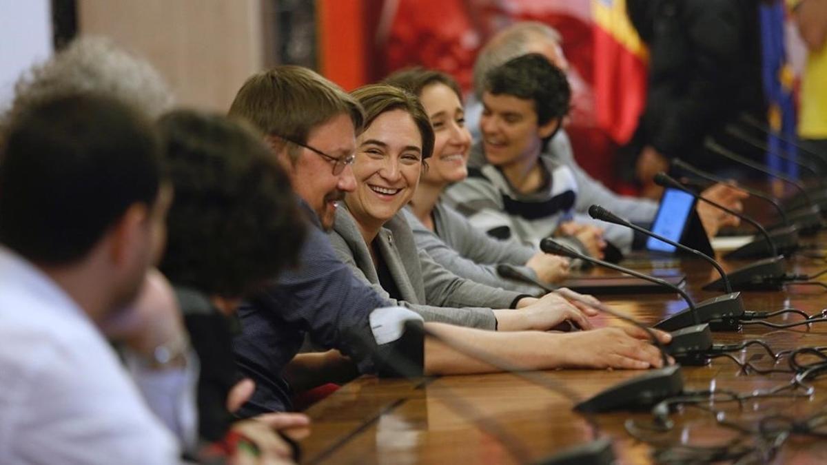 Ada Colau asiste a la reunión del grupo de En Comú Podem en el Congreso.