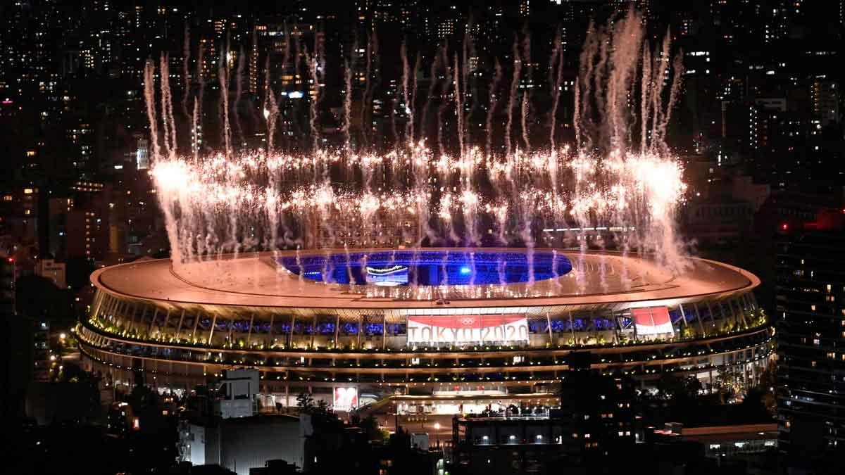 Fuegos artificiales durante la ceremonia de clausura de los Juegos Olímpicos de Tokio