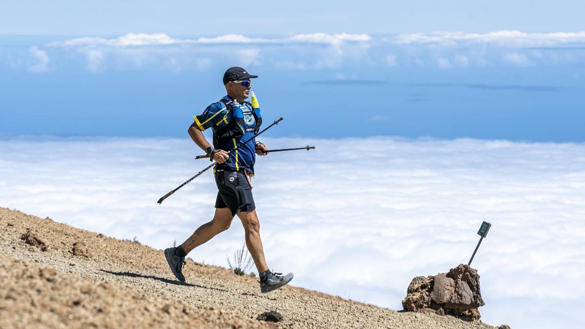 Archivo - Un corredor participando en la Tenerife Bluetrail
