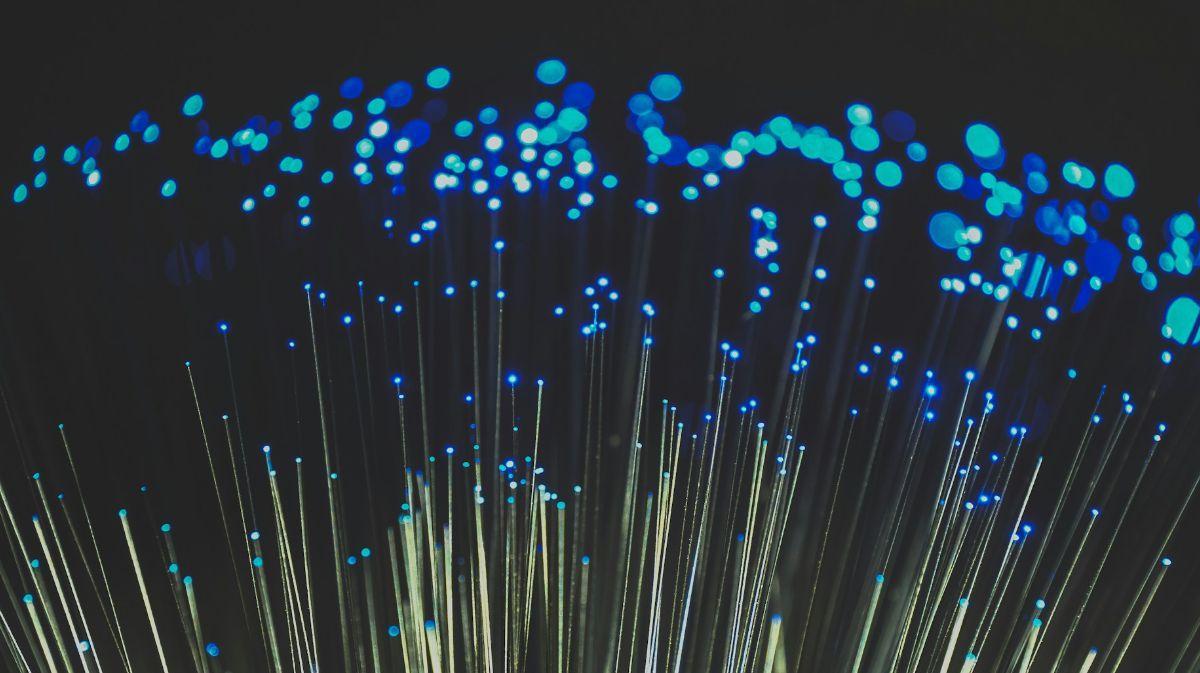 Mediante vibraciones mínimas en el cable y técnicas de detección acústica, es posible reconstruir sonidos del entorno con una precisión sorprendente.