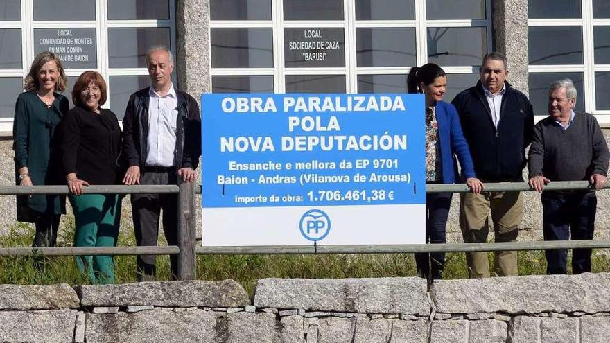 El Partido Popular ha instalado un cartel informando de la paralización del vial de Baión. // Noé Parga