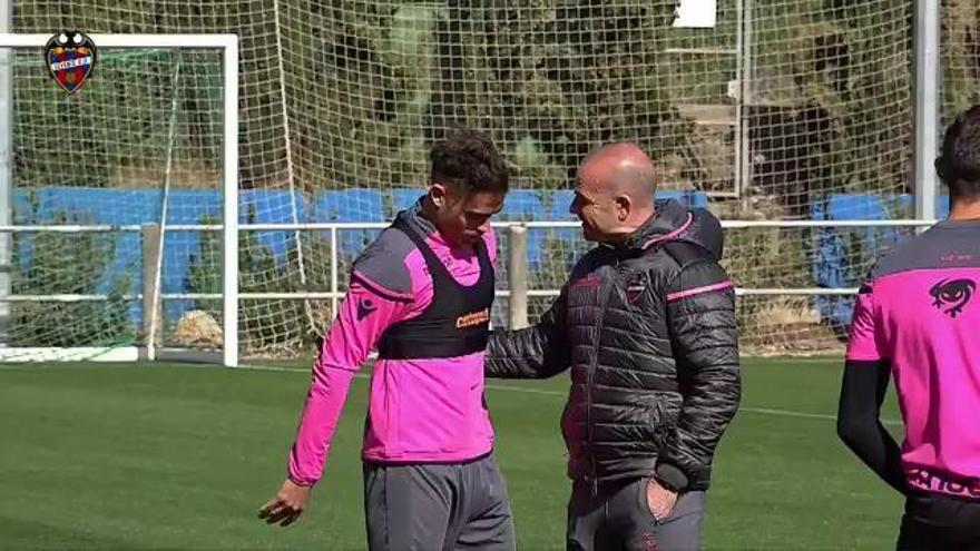 Paco López dirige su primera sesión de entrenamiento en Buñol