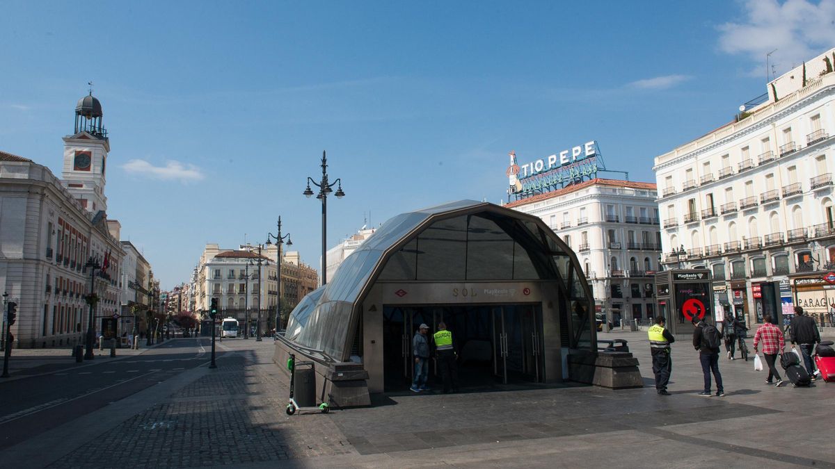 Una de las salidas de la estación de metro y cercanías de Sol.