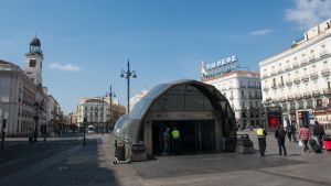 Archivo - Una de las salidas de la estación de metro y cercanías de Sol