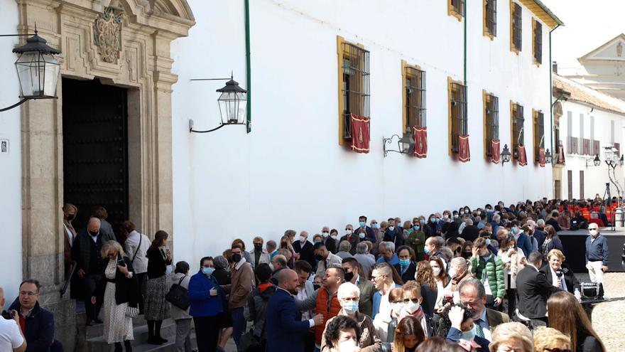 Largas colas para venerar a la Virgen de los Dolores en un día de pleno sol y devoción