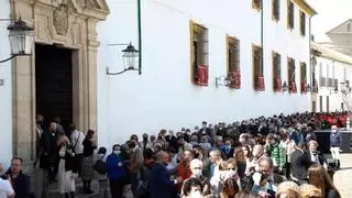 Largas colas para venerar a la Virgen de los Dolores en un día de pleno sol y devoción