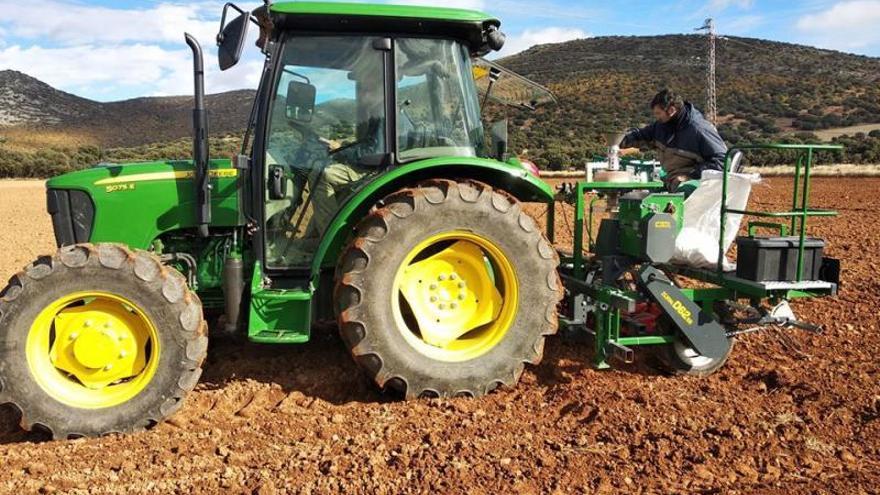 Un tractor en una explotació agrícola. | DIARI DE GIRONA