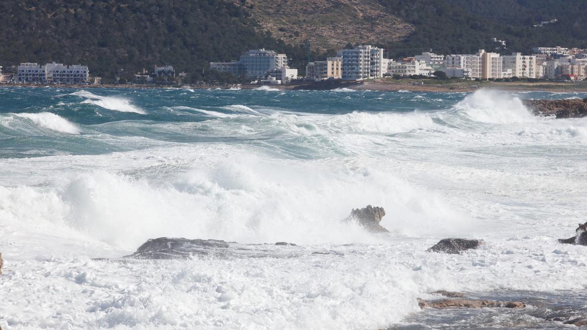Las imágenes de temporal de viento y oleaje en Ibiza.