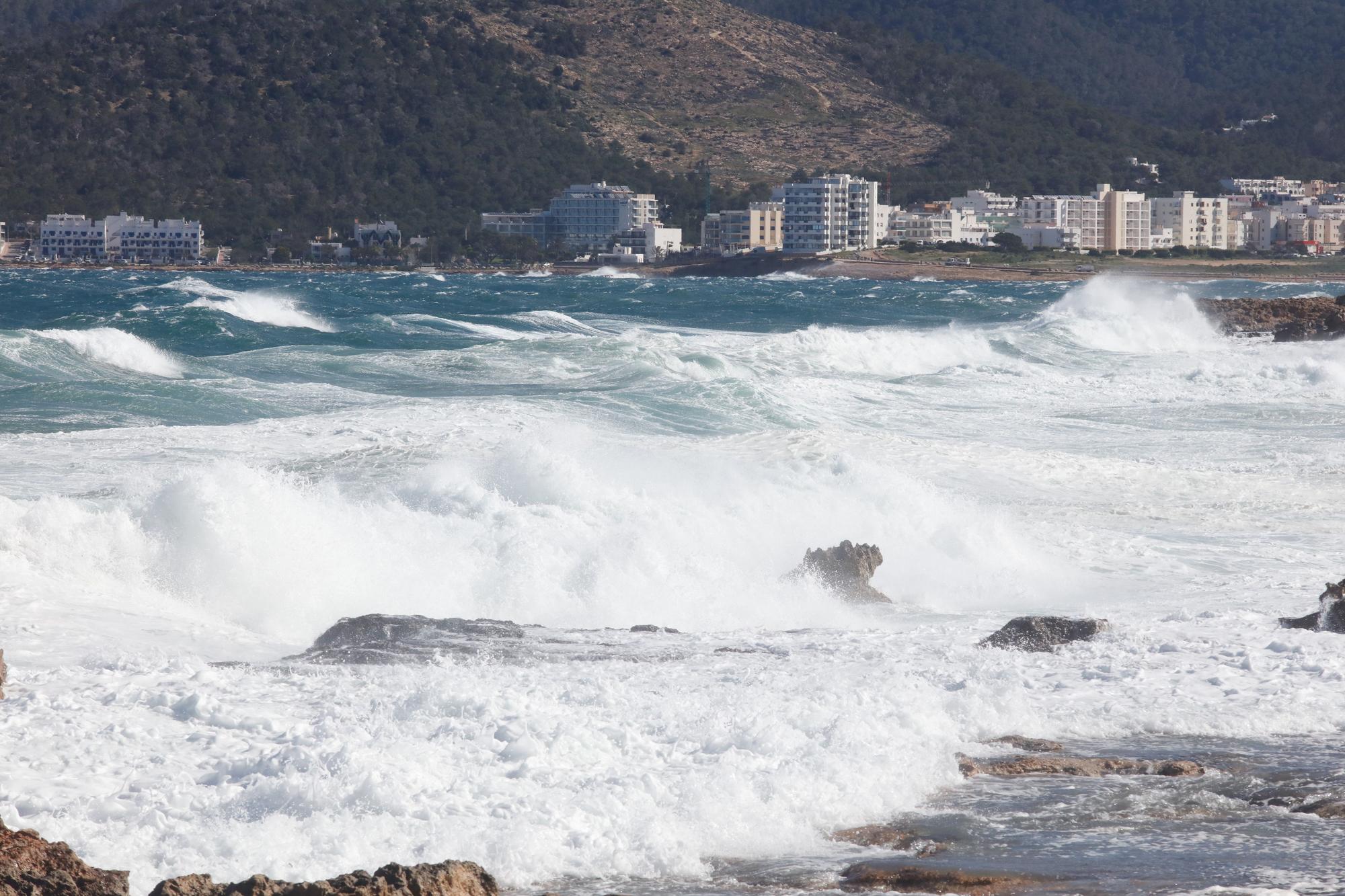 Las imágenes del temporal de viento y oleaje que azota Ibiza y Formentera