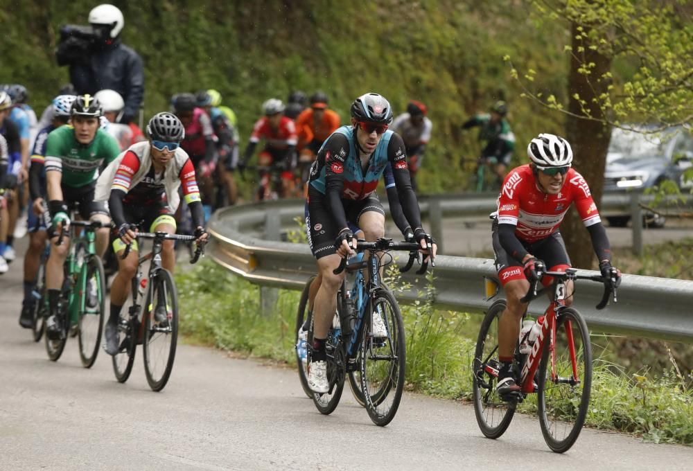 Segunda etapa de la Vuelta a Asturias entre Ribera de Arriba y el Alto del Acebo.