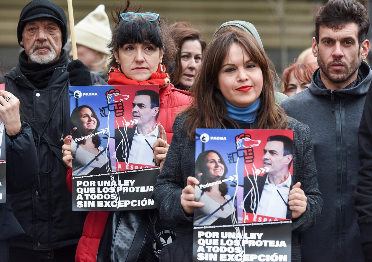 Concentración de protesta para pedir al PSOE y a Unidas Podemos que incluyan a los perros de caza, guarda y actividades específicas en el proyecto de ley de protección animal