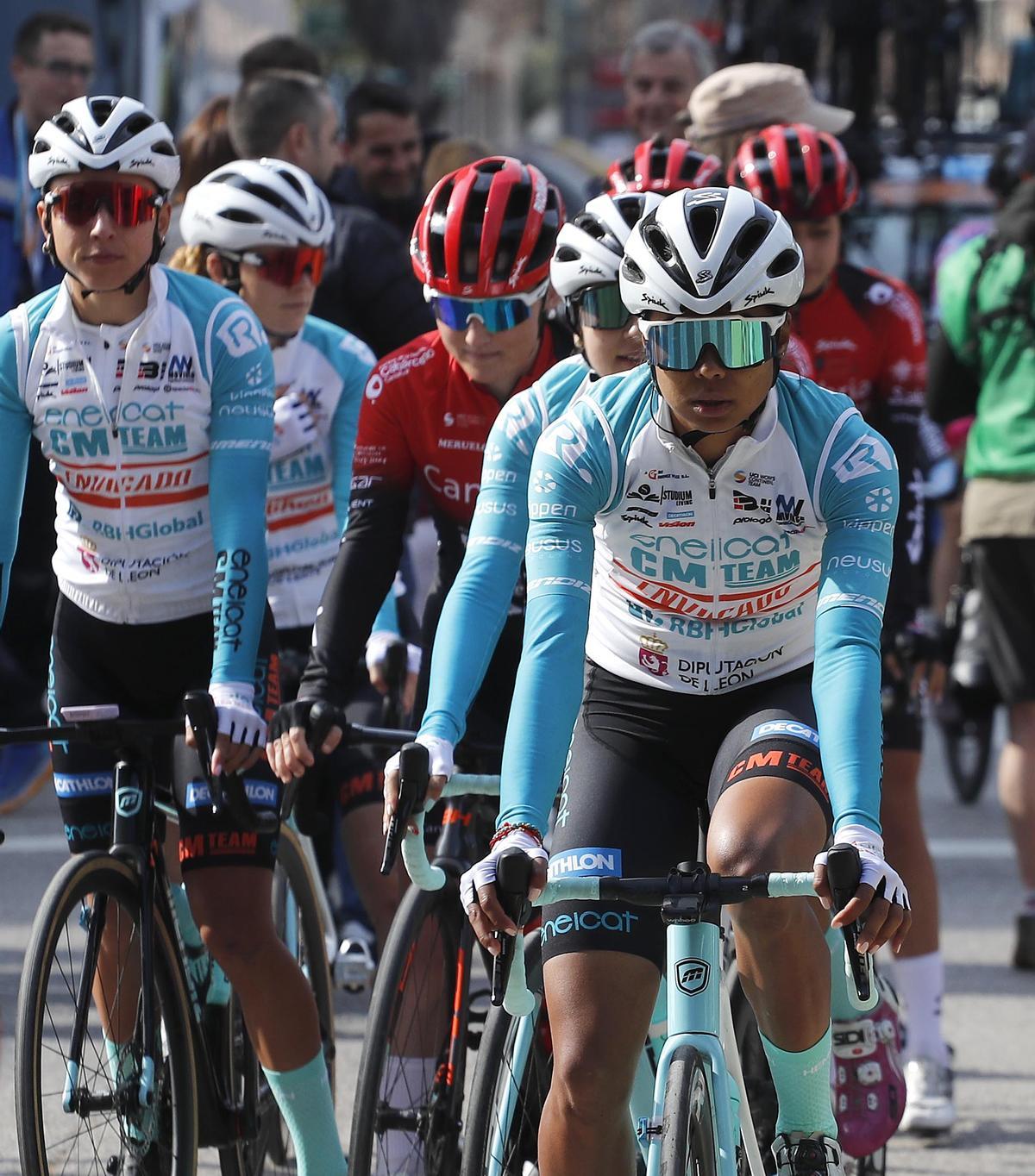 Salida de la primera etapa de la Setmana Ciclista femenina