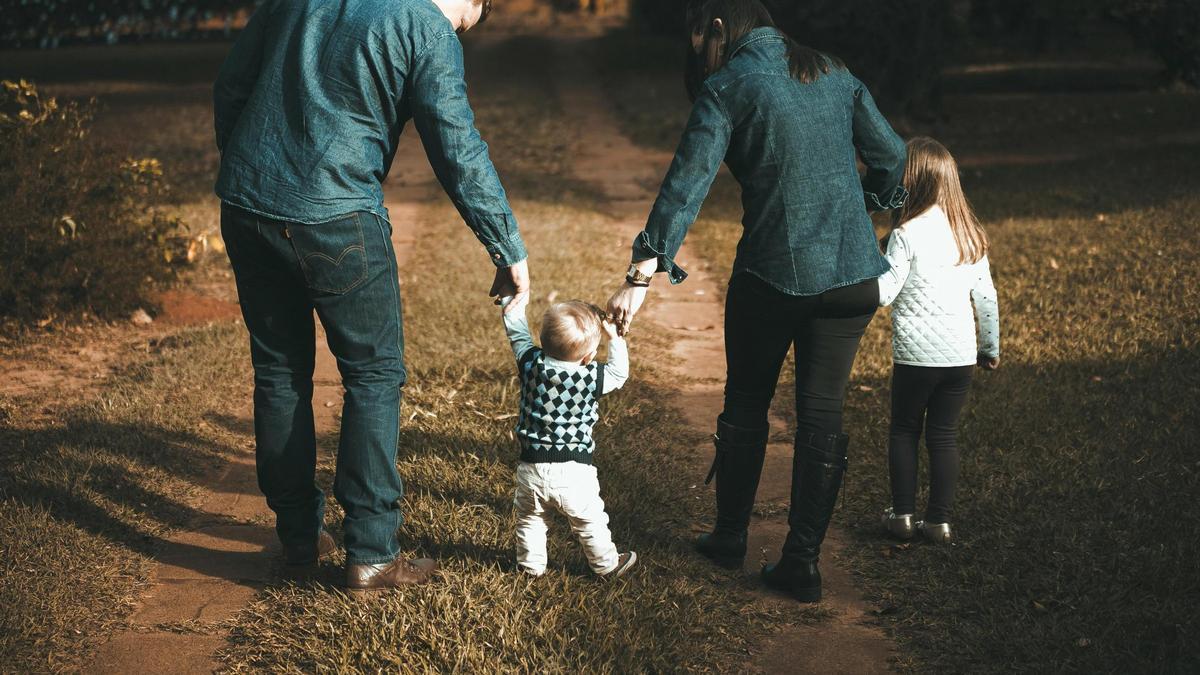 Familia camina con sus dos hijos