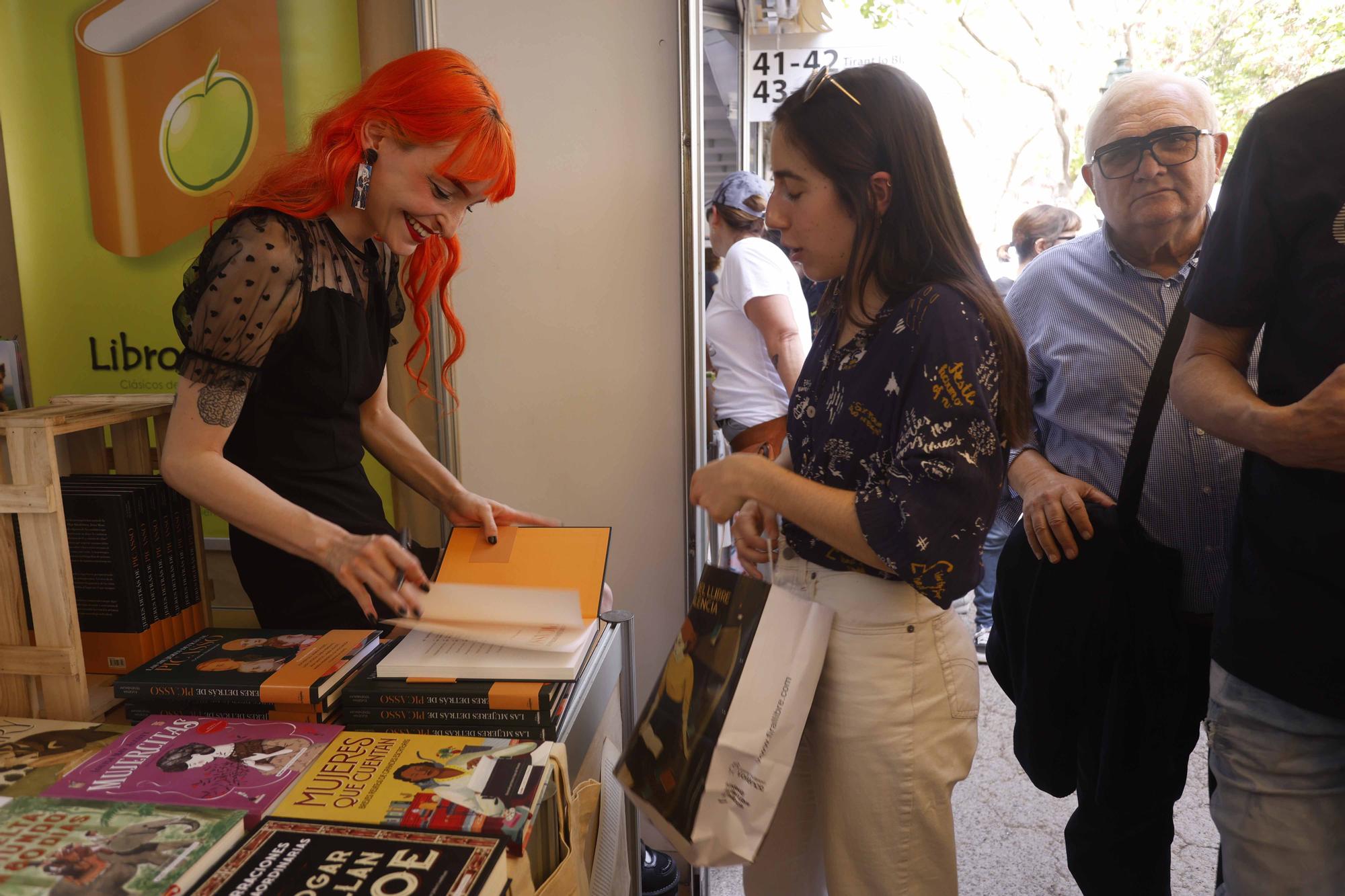 Llenazo de domingo en la Fira del Llibre