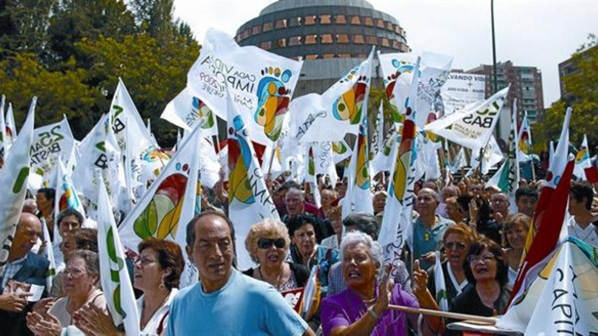 Participantes en una concentración contra el aborto ante la sede del Tribunal Constitucional, el pasado 3 de julio en Madrid.