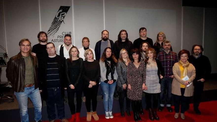 Foto de familia de los autores de &quot;Habitación 2019&quot;. De izquierda a derecha, detrás, Dani Tritón, Marcelo García, María José I.-Baloyra, Suarón, Javier F. Granda, Rubén Rodríguez y Sandra Estrada; delante, Raúl de la Cruz, Lauren García, Virginia Gil, Ana de Loza, Ada Menéndez, Alegría Blanc, Julia Navas, Nayar Crespo, Gema Fernández, José Yebra, Josefina Velasco y Juan Carlos Suárez.