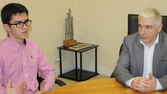 El alcalde y el pianista durante la recepción en el Ayuntamiento
