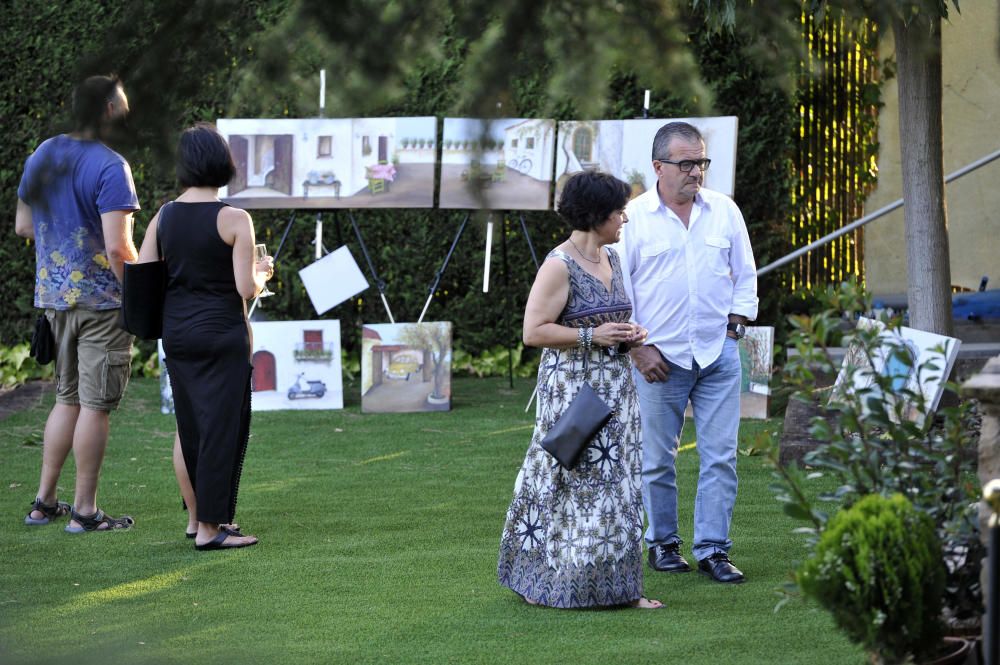 Mostra d'artistes novells al jardí de la família F