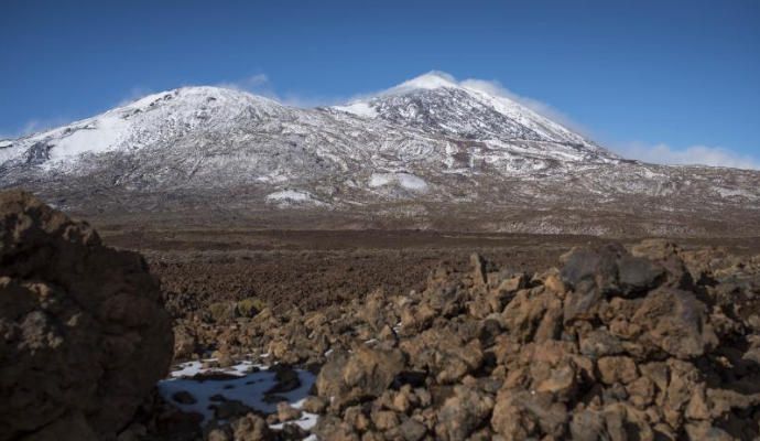 La nieve viste de blanco el Teide.