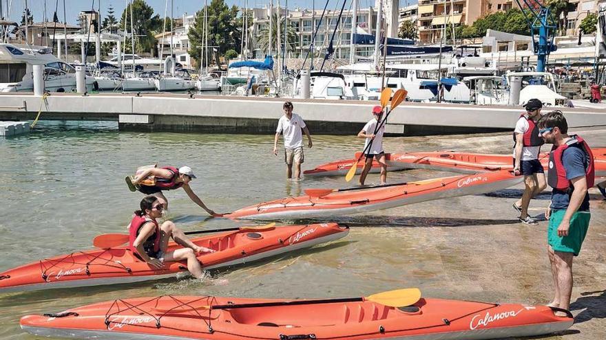 Varios participantes se preparan para utilizar los kayaks.