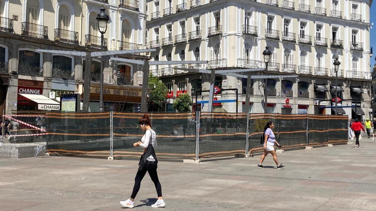 Instalación de los postes para los toldos en la Puerta del Sol