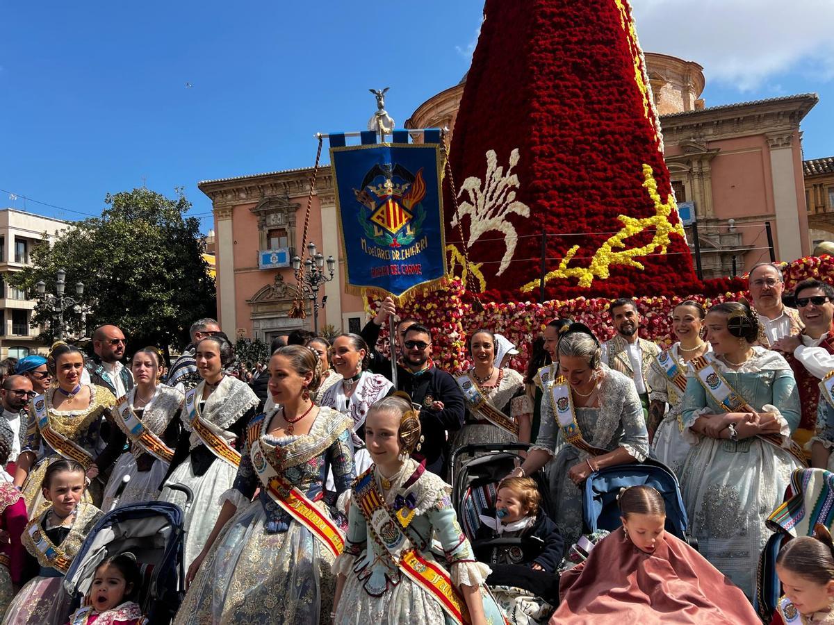 La comisión de Marqués de Caro - Doctor Chiarri posando a los pies de la Virgen.