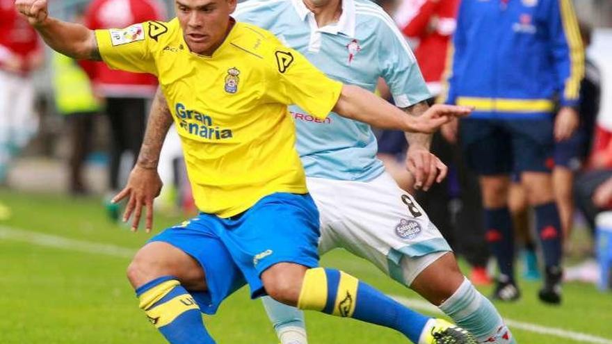 Tucu marca a Mesa en el Celta-Las Palmas de la pasada Liga. // R. Grobas