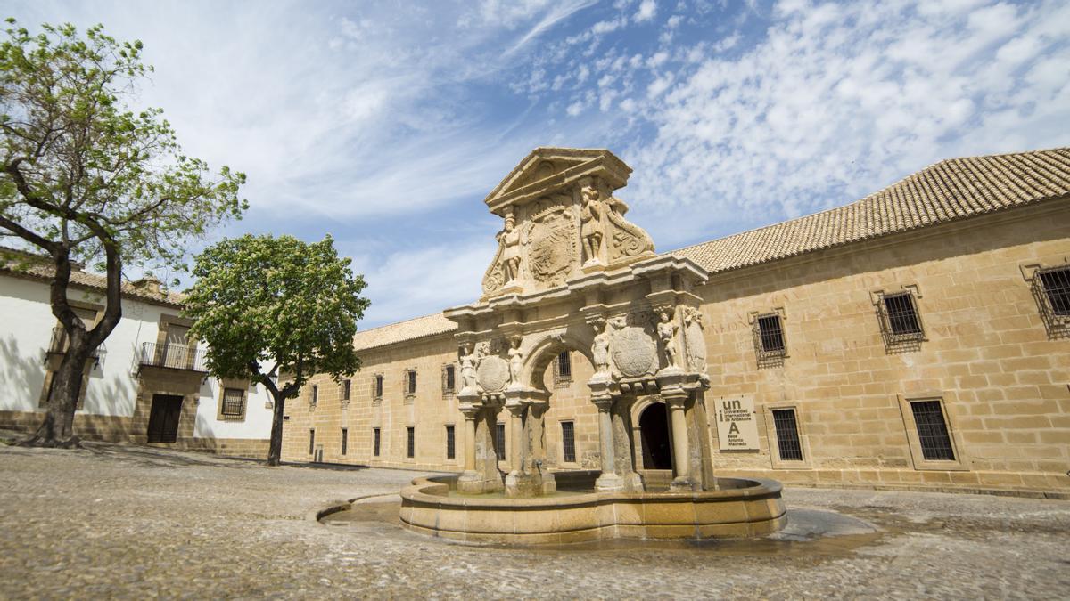 La Plaza de Santa María en Baeza (Jaén) es otro los enclaves de Andalucía que no puedes perderte.