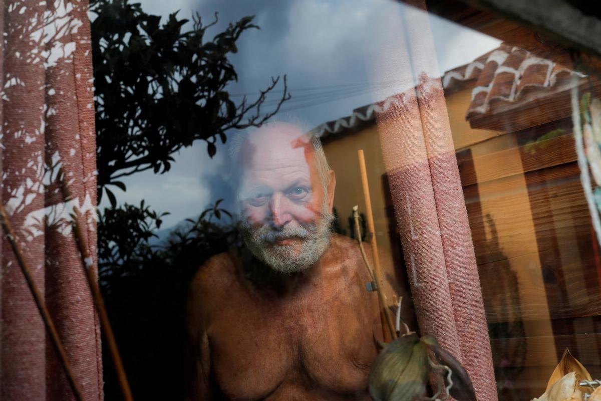 Gert Waegerle, residente alemán en Tacande de Arriba, posa en el interior de su casa, a la que ha podido volver tras ser evacuado por la amenaza del volcán.