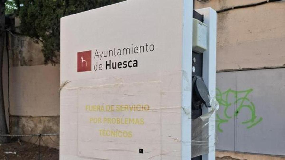 Punto de recarga de vehículos eléctricos en Huesca, fuera de servicio.