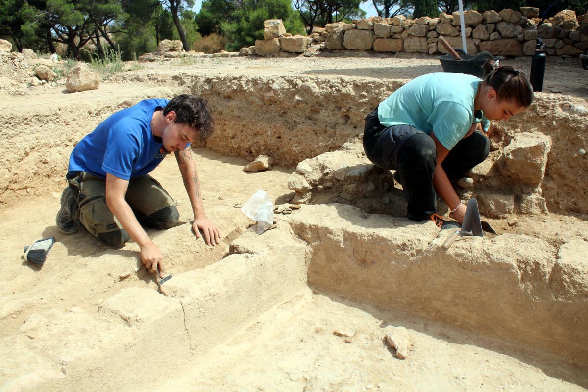 Els arqueòlegs excavant la cisterna d'època hel·lenística que podria tenir una funció ornamental dins la ciutat grega