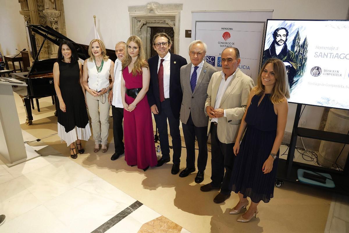 Tercero y cuarta por la izquierda, respectivamente, el maestro Colom e Isabel Dobarro, entre más protagonistas de la cita.