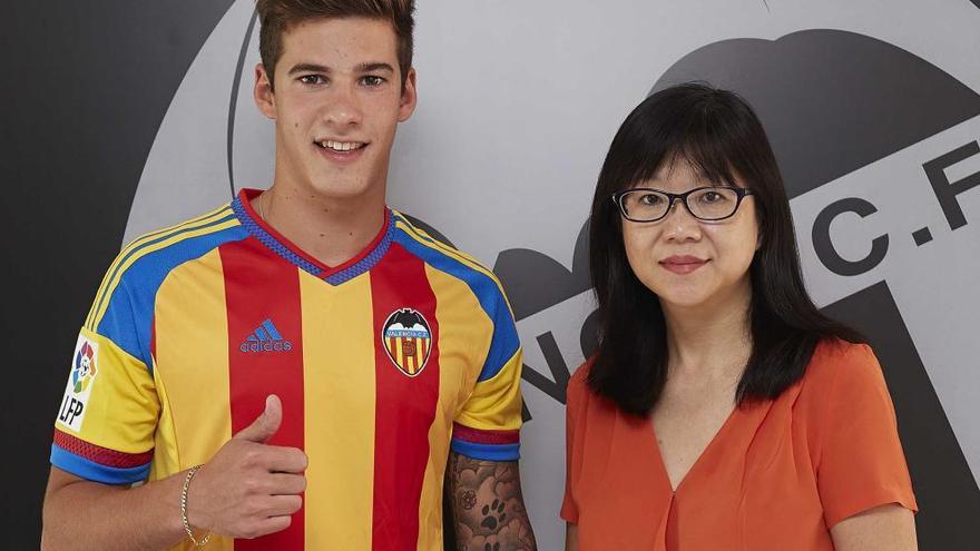 Santi Mina con la presidenta Lay Hoon Chan