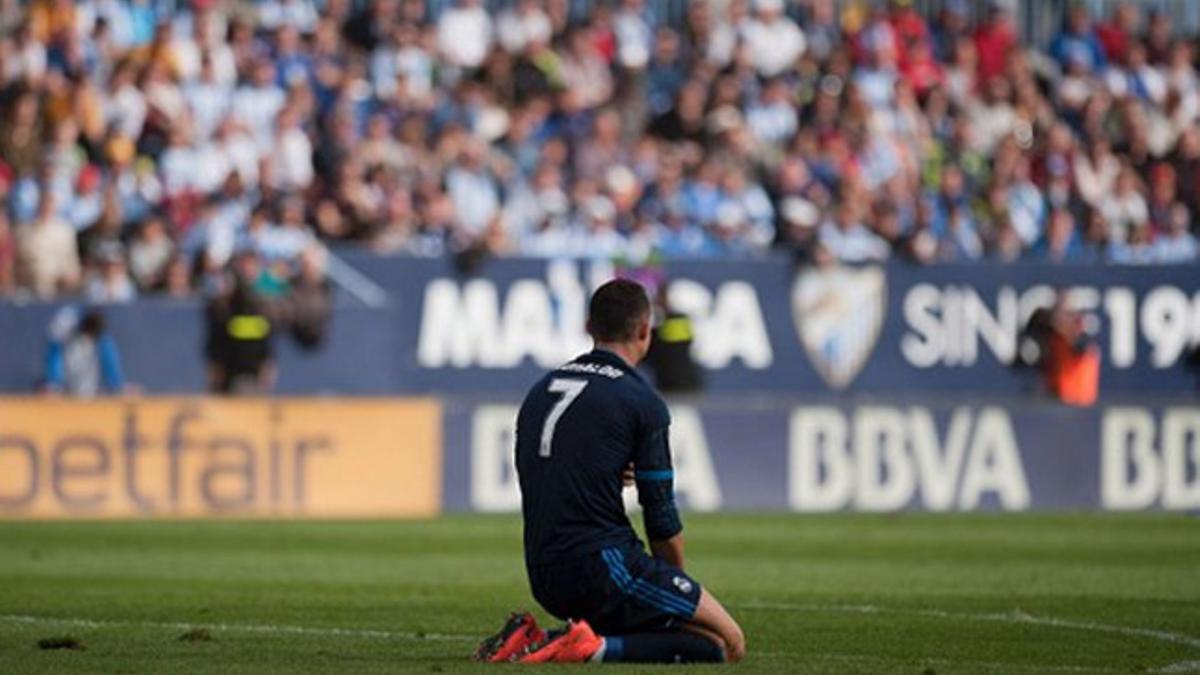 Cristiano Ronaldo en un momento del Málaga-Real Madrid con la grada de La Rosaleda al fondo