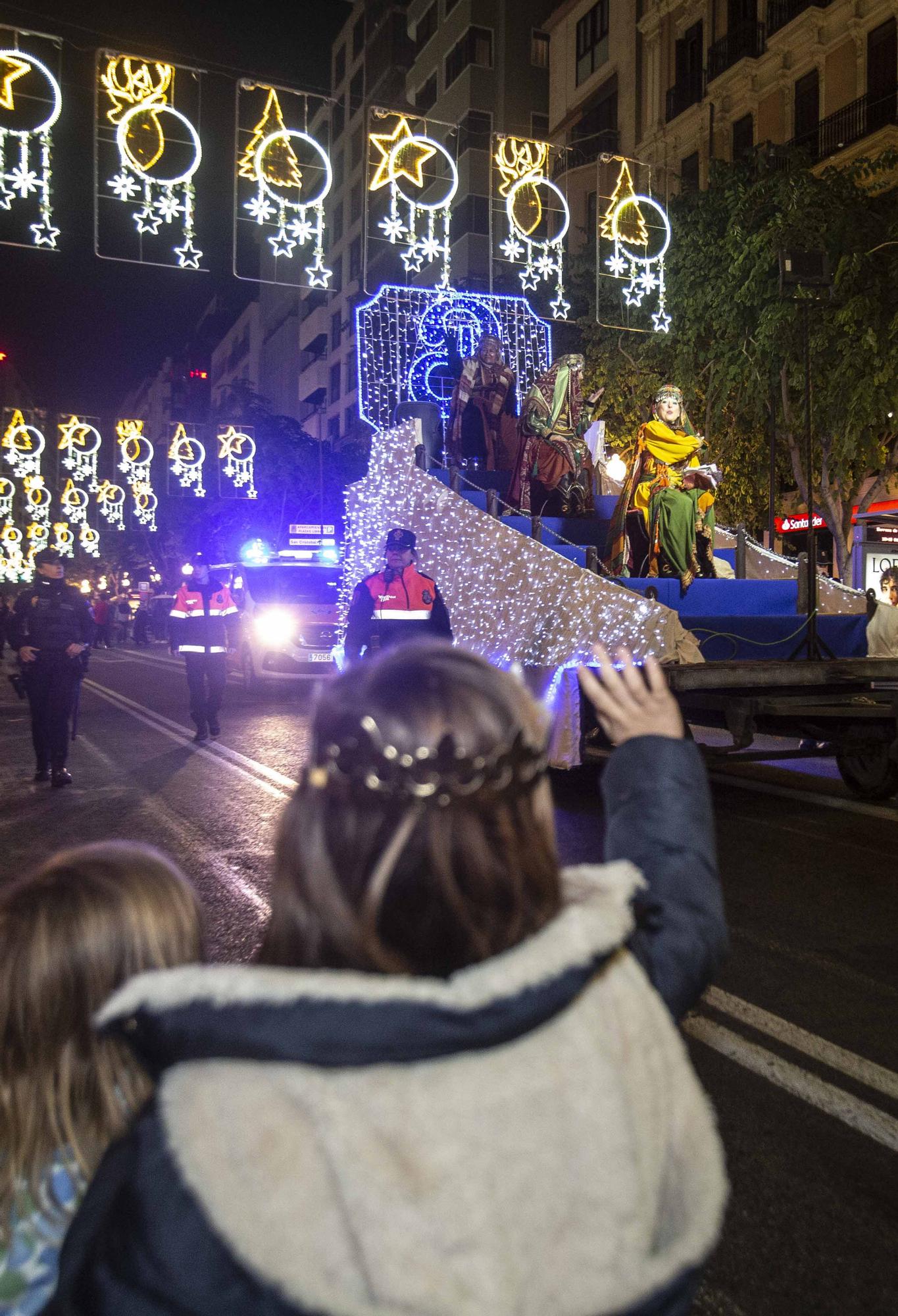 Las Carteras Reales anticipan la cabalgata y reciben a los niños en Alicante