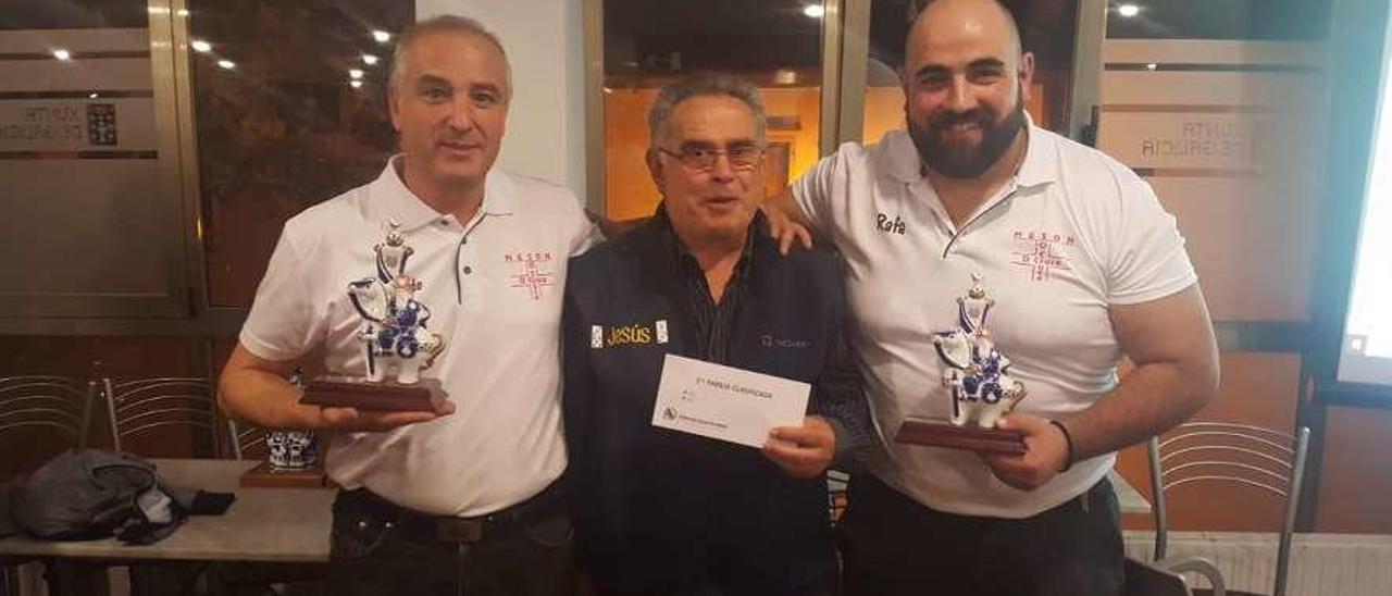 Abelardo Varela y Rafael Fiestras (que acudirá al Campeonato de España) al recibir el premio en Lalín.