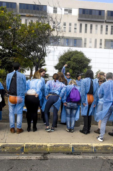 Concentración frente al Hospital Doctor Negrín en defensa de la sanidad pública